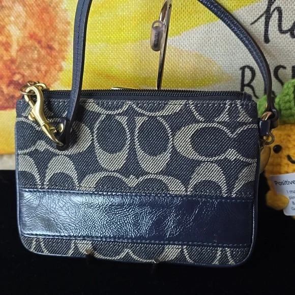 Coach DENIM LEGACY Wristlet With Hangtag And Gold COIN RARE EUC - Picture 9 of 17